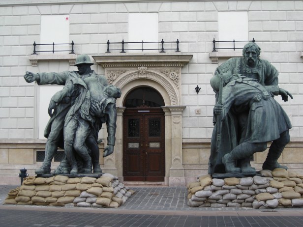 budapest statues